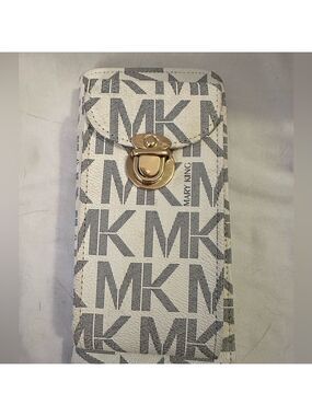 Mary king wallet bag NWOT but the wristlet chain is missing.